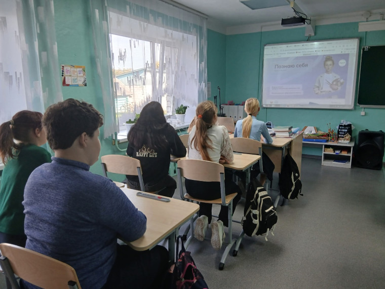 В течение сентября 2025г. обучающиеся 6-9 классов занимались на  внеурочных занятиях курса «Россия – мои горизонты», нацеленном на формирование у обучающихся готовности к профессиональному самоопределению, ознакомление их с миром профессий и рынком труда..